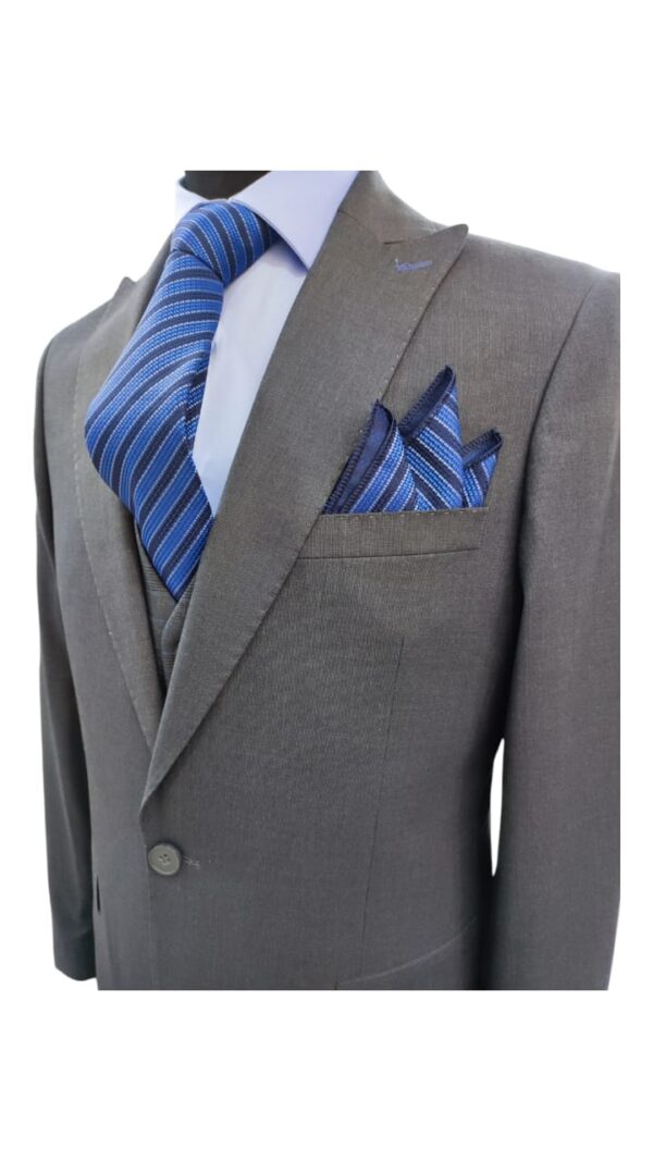 Costume Gris Foncé Avec gilet à Carreaux Bleu - 3 Pièces – Image 3
