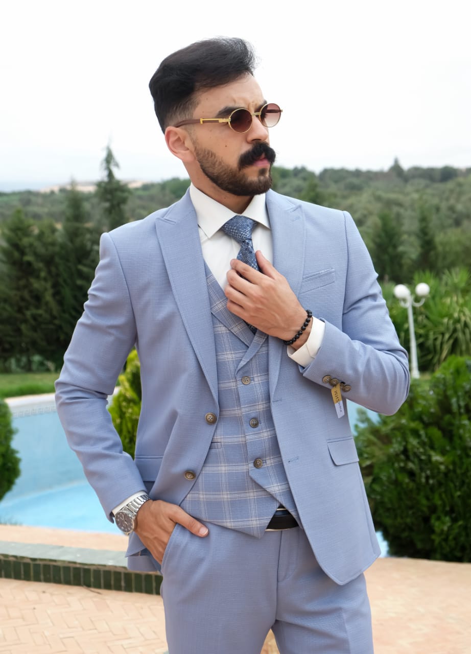 Costume Bleu Ciel avec Gilet à Carreaux – 3 Pièces