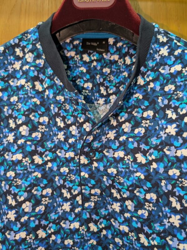 Polo Bleu Fleuri – Image 3