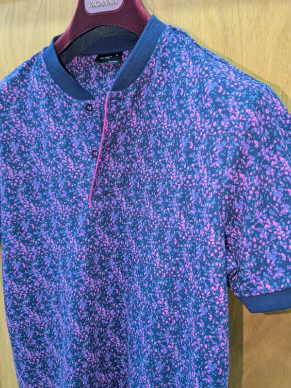 Polo Bleu Marine Fleuri – Image 3
