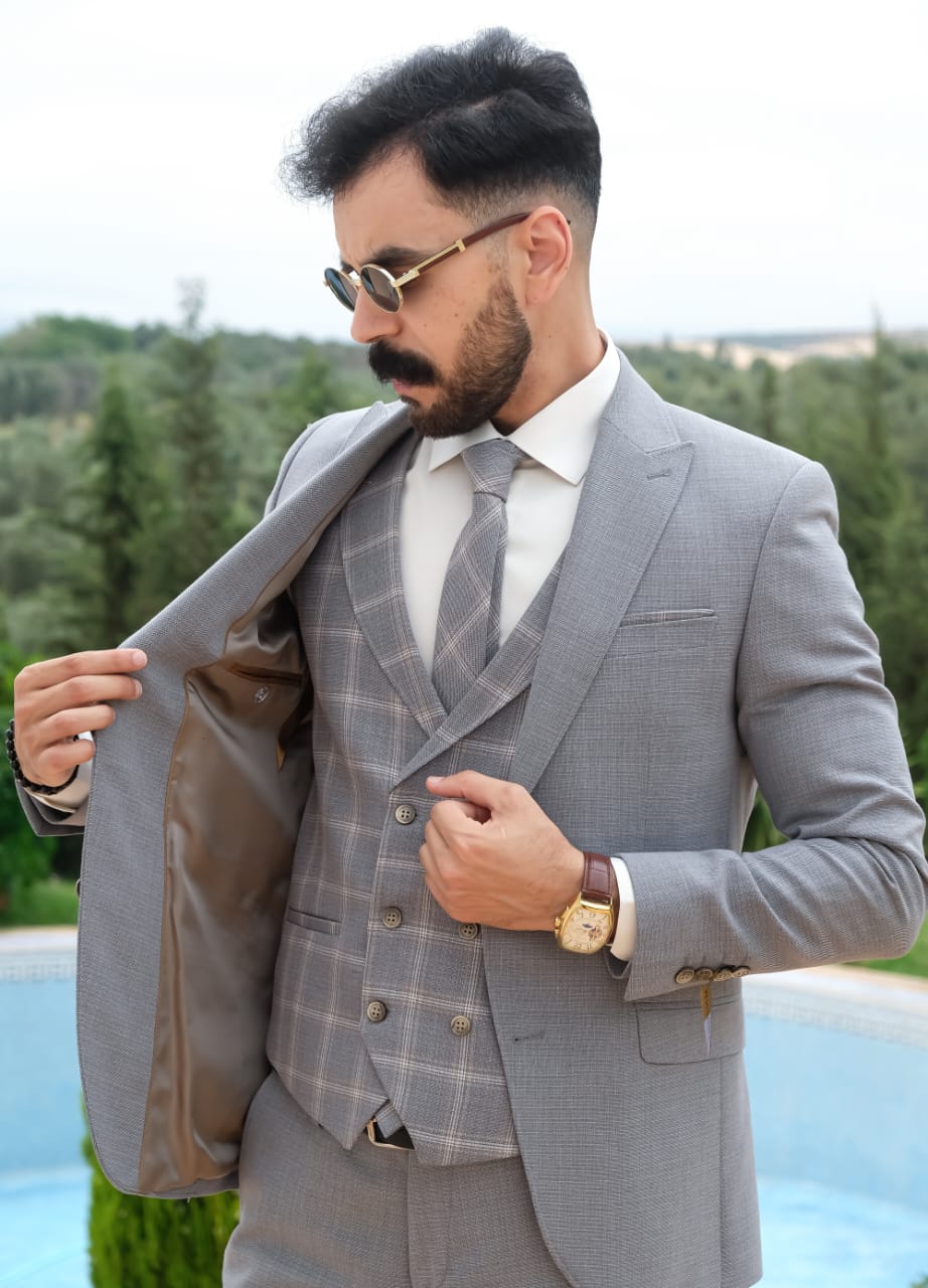 Costume Gris Avec Gilet à Carreaux – 3 Pièces