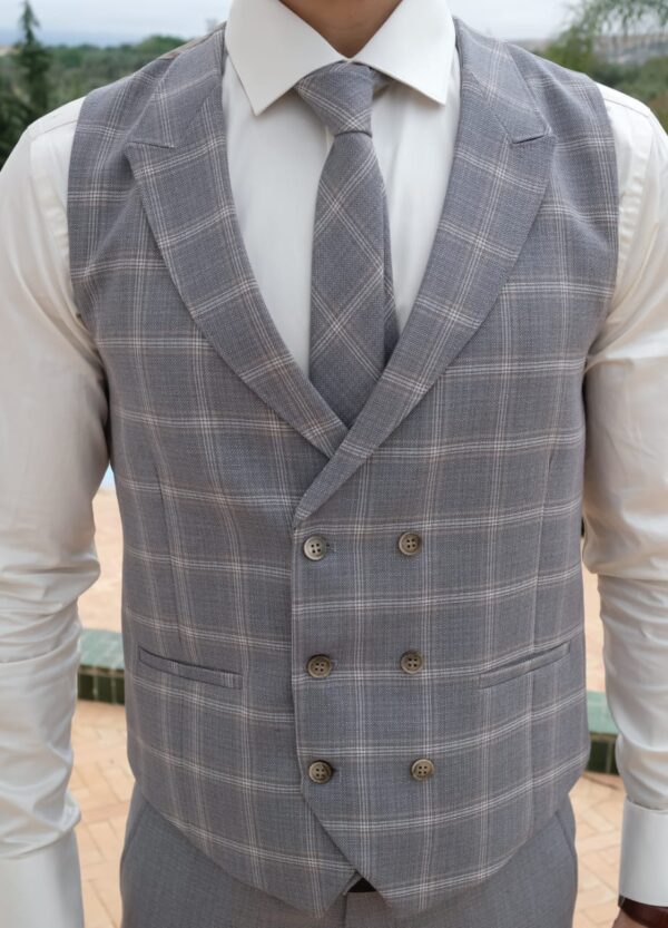 Costume Gris Avec Gilet à Carreaux - 3 Pièces – Image 4